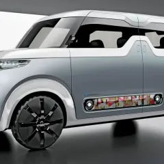 Kanciaste samochody z futurystycznym designem, świecącymi detalami i kolorowymi panelami.