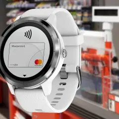 Weiße Smartwatch mit Mastercard-Zahlungsfunktion, bereit für kontaktloses Bezahlen im Geschäft.