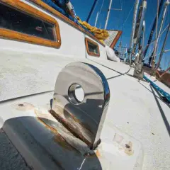 Dettaglio di un'ancora su una barca a vela, con segni di ruggine che suggeriscono la presenza di correnti galvaniche.