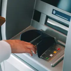 Zestawienie portfela z bankomatem. Niestety, bankomat nie wypłacił pieniędzy, a pobrał z konta.