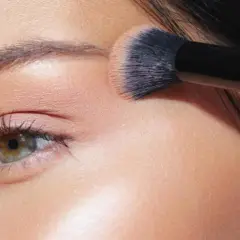 Aplicando el maquillaje para la Feria de Abril, un toque de color en el rostro para celebrar.