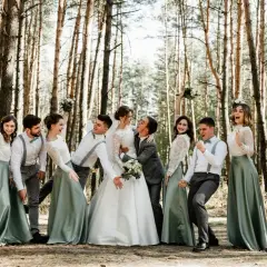 Para weselna w lesie, druhenki w zielonych sukniach, drużba w szarych szelkach. Ile daje się na wesele? Zależy od serca!