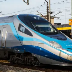 Srebrno-niebieskie Pendolino gotowe do podróży do Szczecina.