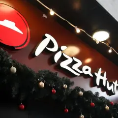 Świąteczne dekoracje i logo Pizza Hut. Sprawdź Pizza Hut promocje czwartek!
