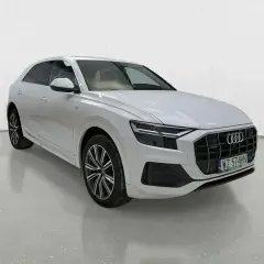 Białe Audi Q8 na tle białej ściany. Sprawdź atrakcyjną audi q8 cena i wybierz swój wymarzony SUV.