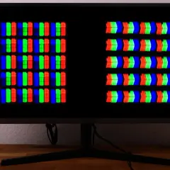 Vergleich von Pixelstrukturen auf einem Monitor: Links rechteckige Subpixel, rechts pfeilförmige, ideal für VA oder IPS Panel Gaming.