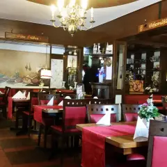 Gemütliche Stuben mit roten Tischdecken und Holzschnitzereien laden zum Verweilen ein. Hier finden Sie einige der besten Restaurants in Bergisch Gladbach.