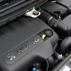 Silnik Citroen 2.0 HDi 16V, czarny plastikowy kolektor ssący z logo Peugeot i napisem HDi 16.
