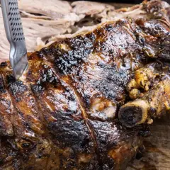 En saftig lammstek i ugn, perfekt tillagad på 125 grader. Köttet är mört och har en härlig yta.