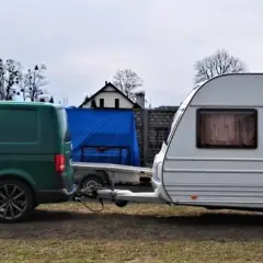 Jak wypoziomować przyczepę kempingową, aby uniknąć problemów z bezpieczeństwem