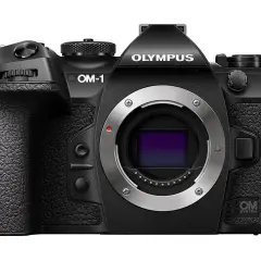 Czarny aparat OM-1 z metalowym bagnetem i logo OM SYSTEM.