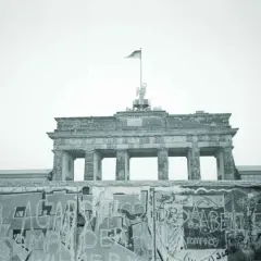 Brama Brandenburska nad murem berlińskim, symbolem podziału miasta od momentu, kiedy wybudowano mur berliński.