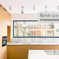 Nowoczesna kuchnia z frontami fornirowanymi, które nadają jej ciepły, naturalny wygląd. To właśnie fornir tworzy tę elegancką okleinę.
