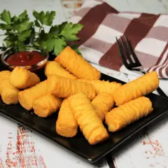 Goldbraune Kroketten, frisch zubereitet, liegen auf einem schwarzen Teller. Dazu gibt es Ketchup und frische Petersilie. Perfekt zum selber machen!