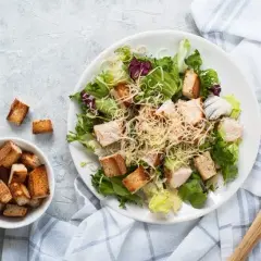Idealny ser do sałatki Cezar: Parmigiano, Grana czy polski?