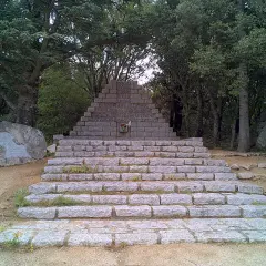 Monumento en la ruta de l'exili, con escalinata de piedra y un gran monolito.