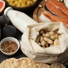 Orzechy ziemne, łosoś, soczewica, kukurydza, figi, grejpfrut, pomarańcza, makaron, mleko i wafle ryżowe – to produkty, w czym jest magnez.