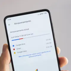 Pantalla de móvil mostrando el uso de almacenamiento, con Google Drive, Gmail y Google Fotos. Así se ve qué es Google One.