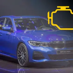 Niebieskie BMW Seria 3 z ikoną silnika, sugerującą błąd DTC 4587 BMW.