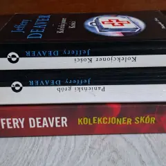 Kolekcjoner kości i skórek, trzy książki Jeffery'ego Deavera ułożone jedna na drugiej.