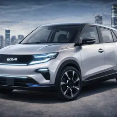 La Kia EV1, un'auto elettrica dal design futuristico, si staglia contro uno skyline urbano al tramonto.
