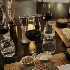 En härlig måltid med biff, pommes frites och vin på Moraparken restaurang.