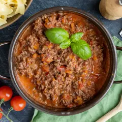 Herzhafte Bolognese-Sauce, perfekt für italienische Spaghetti-Gerichte. Frische Tomaten und Basilikum runden das Rezept ab.