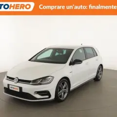 Macchina Golf 7 bianca, sportiva e moderna, pronta per nuove avventure.