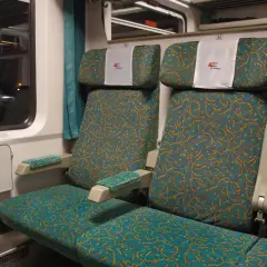 Wagon bez przedziałów PKP Intercity. Rozkład miejsc w wagonie otwartym z wygodnymi siedzeniami.