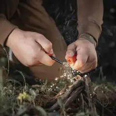 Rozpalanie ogniska krzesiwem to podstawa bushcraftu. Wiedza, jak to zrobić, jest kluczowa.