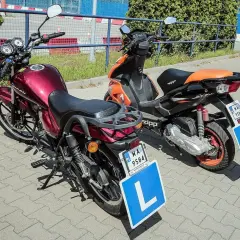 Dwa pojazdy, motocykl i skuter, gotowe do nauki jazdy na prawo jazdy AM.
