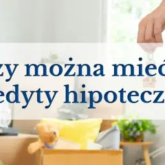 Czy można mieć dwa kredyty hipoteczne? Dłoń trzyma klucze z zawieszką "Home" na tle kartonów z rzeczami.