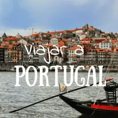 Barcos tradicionales navegan por el río Duero ante la colorida Ribeira de Oporto. ¡Descubre qué hacer en Portugal!