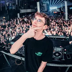 DJ na koncercie "Lost Frequencies" miksuje dla roztańczonego tłumu.