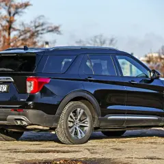 Czarny Ford Explorer, potężny SUV, gotowy na każdą podróż. Elegancki design i solidna konstrukcja.