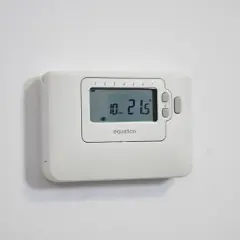 Termostato de la calefacción Equation, mostrando 21.5 grados y el día 10.
