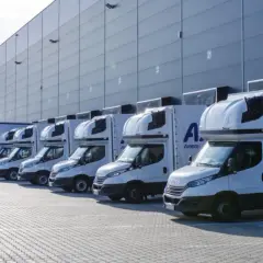 Flota samochodów Ambro Express gotowa do akcji. Śledzenie przesyłek niestandardowych to ich specjalność.