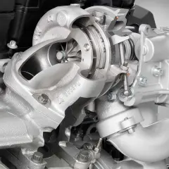 Silnik z podwójnym turbodoładowaniem, zapewniający twin power turbo.