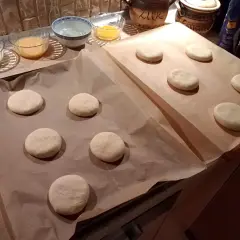Ile piec bułki do hamburgerów, aby były idealnie rumiane?