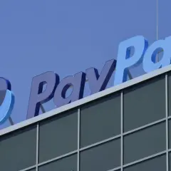 Logo PayPal na budynku. Dowiedz się, jak płacić PayPal w sklepie, korzystając z tej bezpiecznej metody płatności.