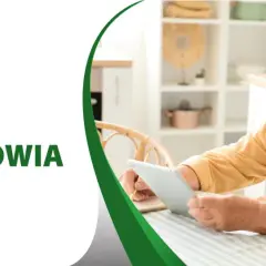 Starsza pani korzysta z tabletu, szukając informacji o rencie wdowiej. Najczęstsze pytania i konkretne odpowiedzi. Sprawdź to!