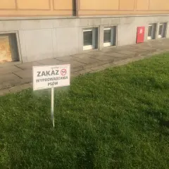 Tabliczka informuje o zakazie wyprowadzania psów na terenie wspólnoty.