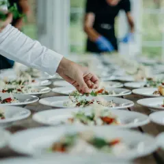 Catering na 30 osób: Ile zapłacisz? Budżet i triki oszczędności.