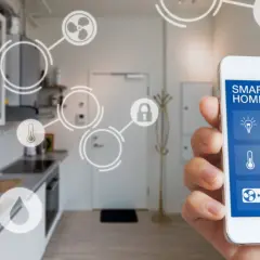 Controla tu hogar inteligente desde tu móvil. La app muestra iconos de luz, cámara, termómetro, cerradura, ventilador y música.