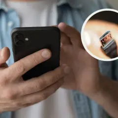 Dłonie trzymają czarny smartfon. W okręgu zbliżenie na wtyczkę USB-C, która pokazuje, jak ładować nowy telefon.