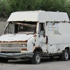 Fiat Ducato 2.3 Multijet 130 CV con graves problemas: óxido, parabrisas roto y abolladuras. Parece abandonada.