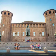 Statua equestre e torrioni in mattoni, un luogo perfetto da scoprire tra le cose da vedere a Torino a piedi.