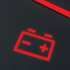 Spia batteria accesa sul cruscotto, un segnale rosso che indica un problema, ma l'alternatore carica.