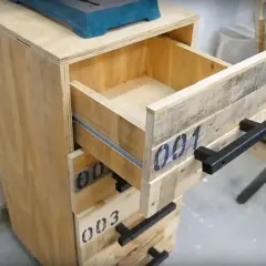 Cassettiera fai da te con pallet, un progetto creativo per organizzare lo spazio.