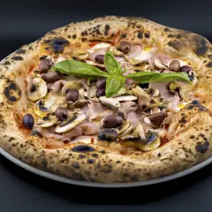 Pizza Capricciosa con champiñones, jamón y aceitunas negras, coronada con albahaca fresca. ¡Un verdadero capricho!